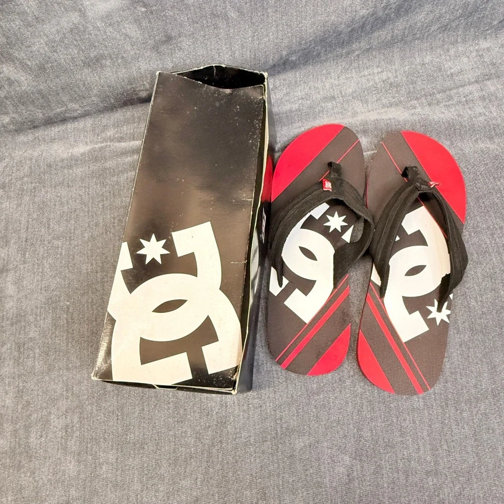 DC Shoes Central Graffik BX Mens 13 Red Black White Synthetic Skate Flip Flops
